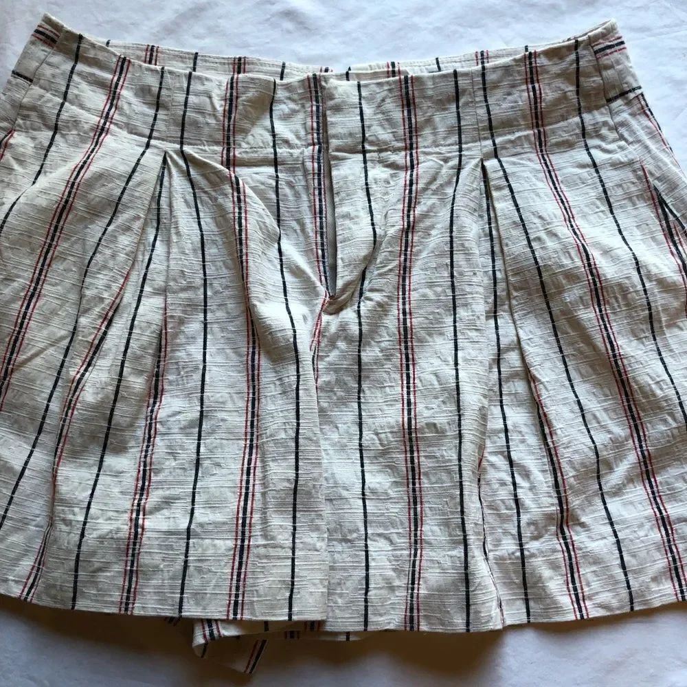 GAP shorts cream with black and red stripe side seam pockets Size 8 - Picture 6 of 7